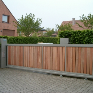 houten poorten met zichtbare metalen kader