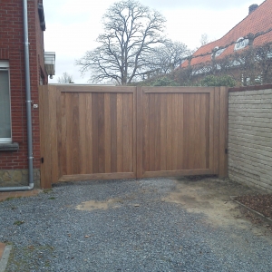 gesloten poort met houten kader