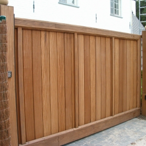 gesloten poort met houten kader