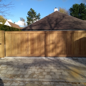 gesloten poort met houten kader