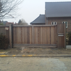 gesloten poort met houten kader