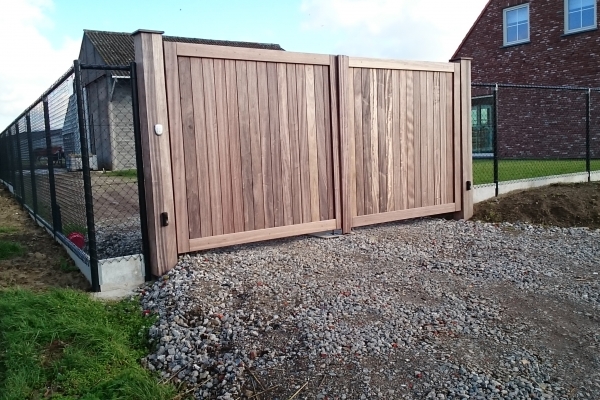 gesloten poort met houten kader